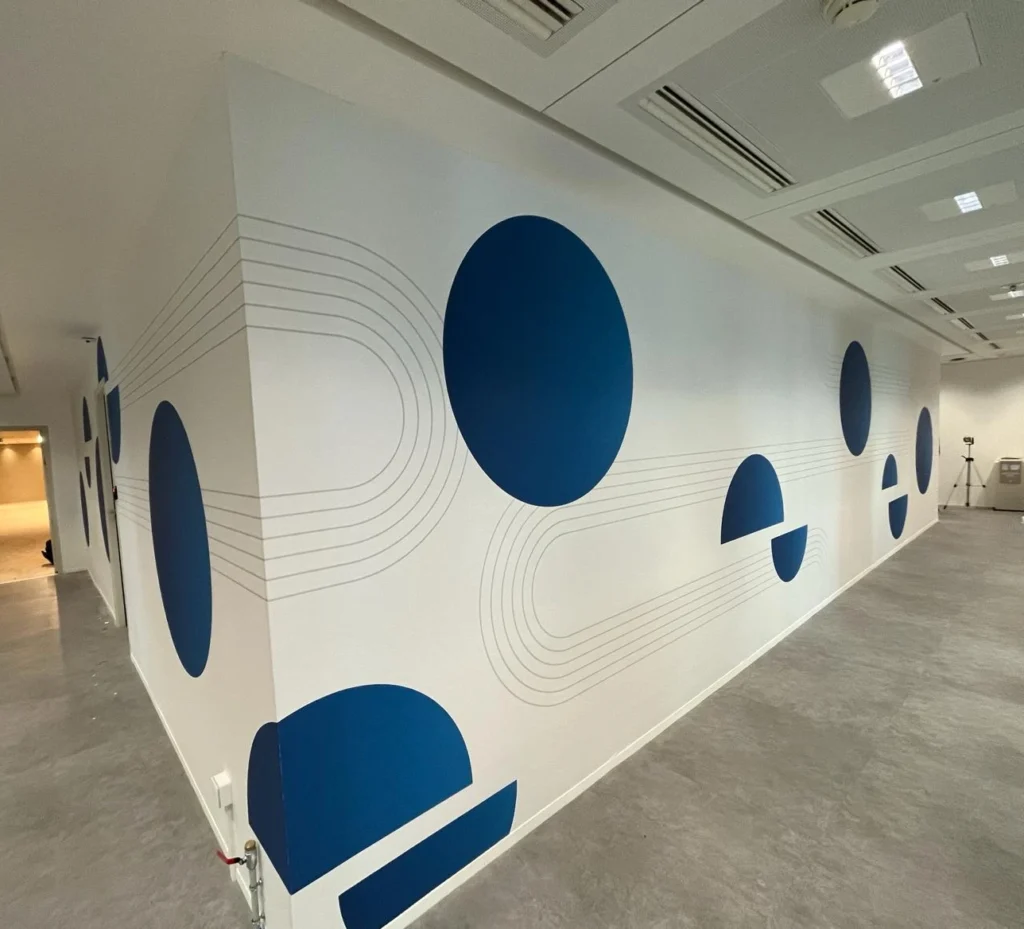 Couloir habillé d’un décor graphique aux formes circulaires