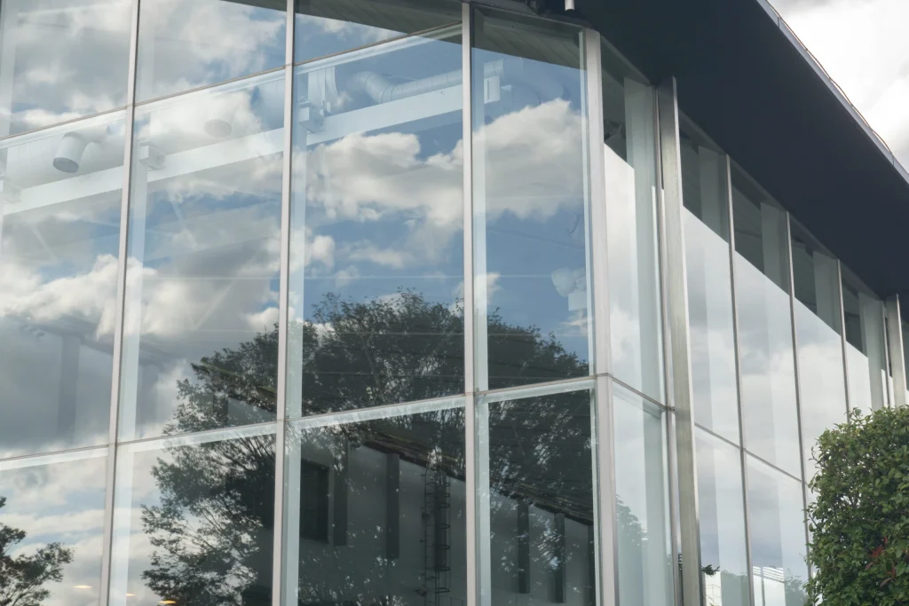 Façade vitrée d’un bâtiment tertiaire équipée de films techniques