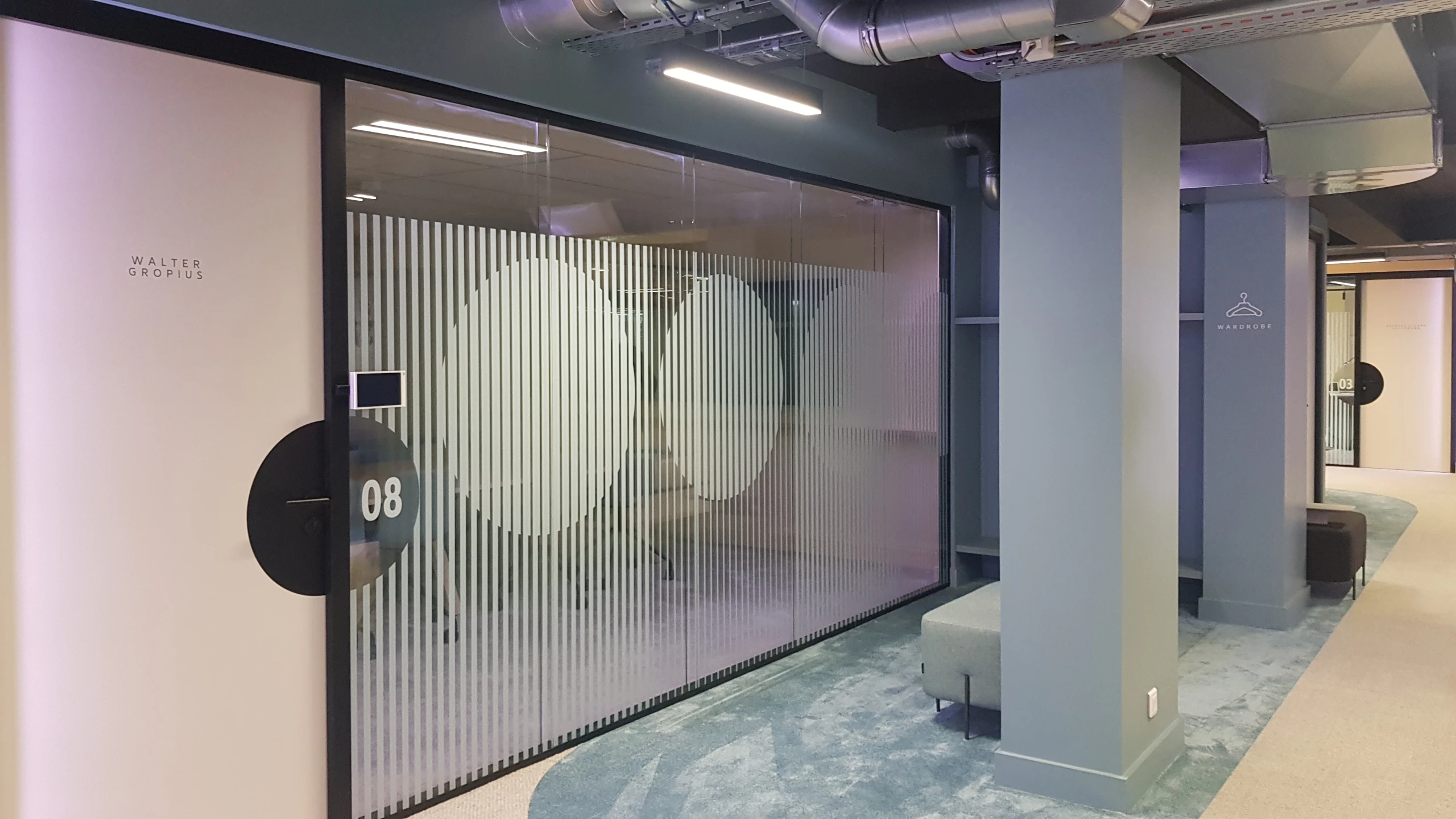 Cloison vitrée de bureaux habillée de bandes dépolies par Décophanie